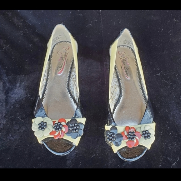 Poetic License London Open Toed Retro Design Leather Flowered Flats. - Picture 7 of 16